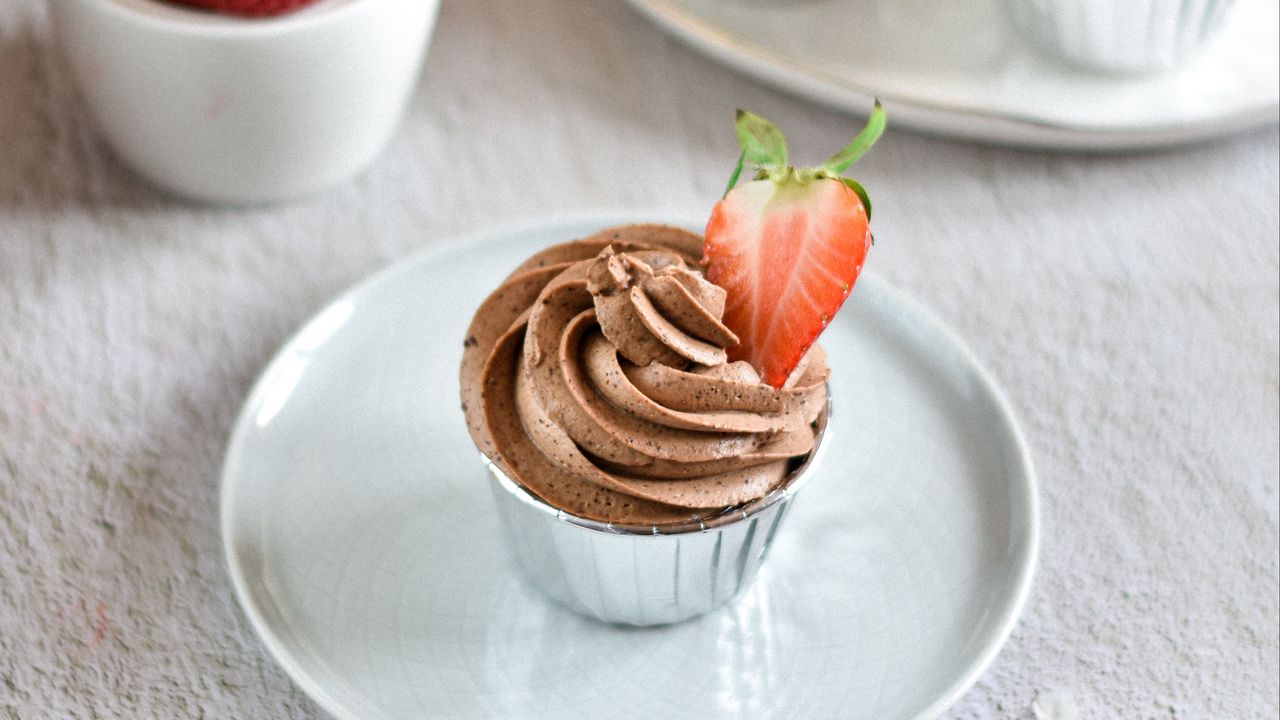 Wallpaper cupcakes, strawberries, berries, dessert