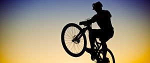 Preview wallpaper cyclist, bike, silhouette, twilight