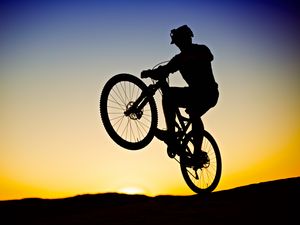 Preview wallpaper cyclist, bike, silhouette, twilight