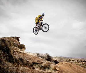 Preview wallpaper cyclist, cycle racing, trick, jump