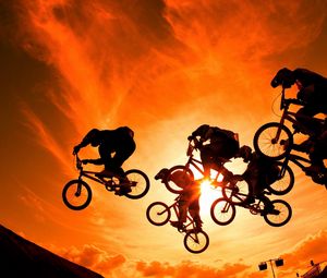 Preview wallpaper cyclists, sun, sky, sunset