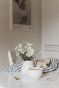 Preview wallpaper daisies, bouquet, vase, cup, tea