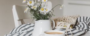 Preview wallpaper daisies, bouquet, vase, cup, tea