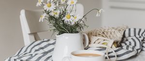 Preview wallpaper daisies, bouquet, vase, cup, tea