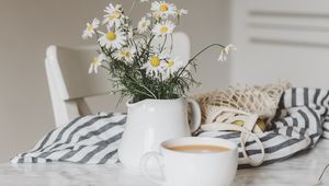 Preview wallpaper daisies, bouquet, vase, cup, tea