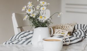 Preview wallpaper daisies, bouquet, vase, cup, tea