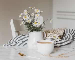 Preview wallpaper daisies, bouquet, vase, cup, tea