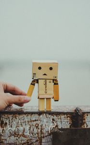 Preview wallpaper danbo, cardboard robot, friendship, hand