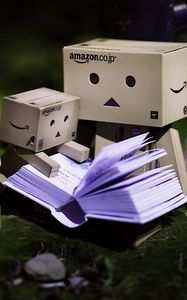 Preview wallpaper danbo, cardboard robot, small, book reading