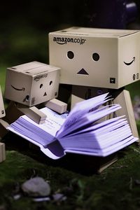 Preview wallpaper danbo, cardboard robot, small, book reading