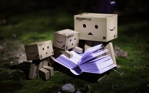 Preview wallpaper danbo, cardboard robot, small, book reading