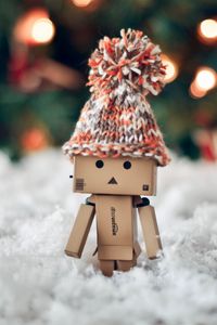 Preview wallpaper danboard, hat, winter, cardboard robot