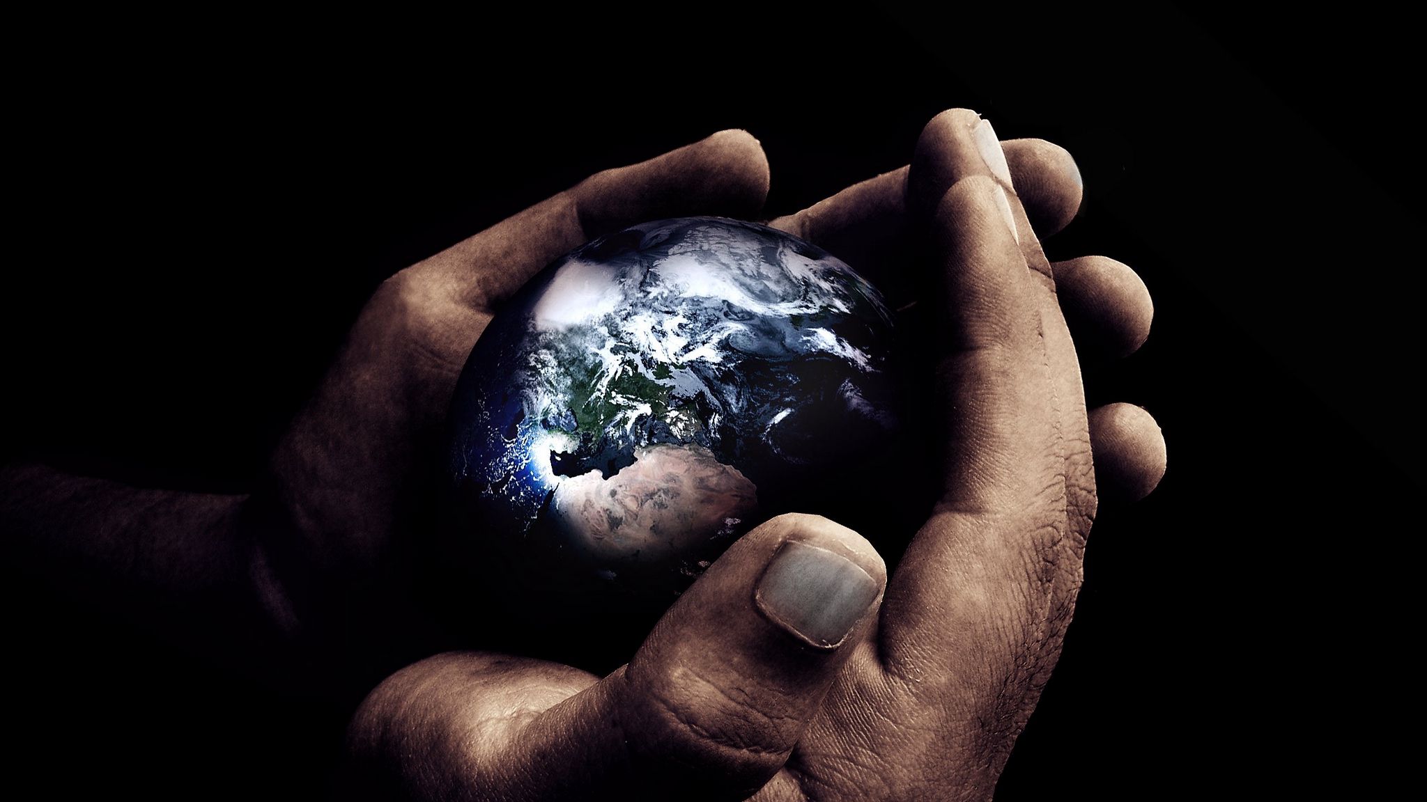 World s best known. Земля в руках. Планета в руках человека. Земной шар в руках. Земля в ладонях.