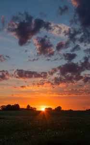 Preview wallpaper dawn, horizon, field, clouds, morning, grass, sky