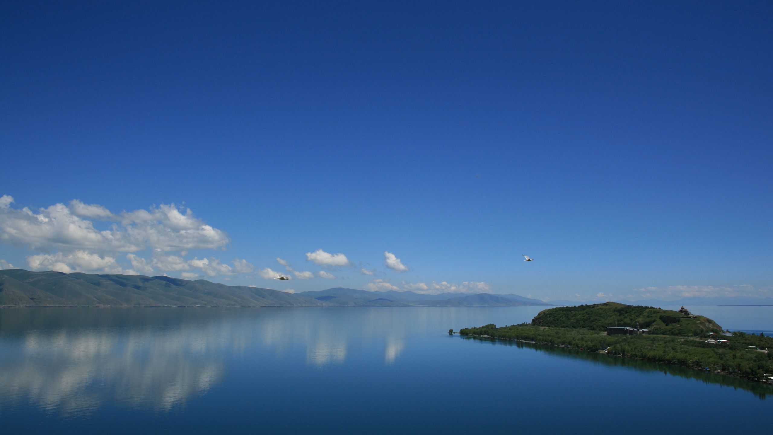 Download wallpaper 2560x1440 day of lake sevan, sevan, armenia, lake