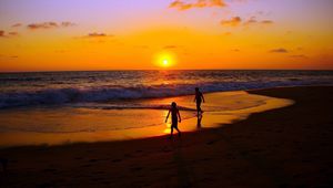 Preview wallpaper decline, beach, people, sand, silhouettes, sea, traces