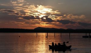 Preview wallpaper decline, evening, sun, horizon, boat, outlines, silhouettes, orange