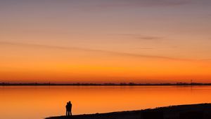 Preview wallpaper decline, lake, coast, pair, silhouettes, romanticism