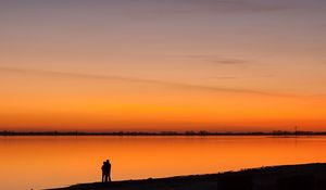 Preview wallpaper decline, lake, coast, pair, silhouettes, romanticism