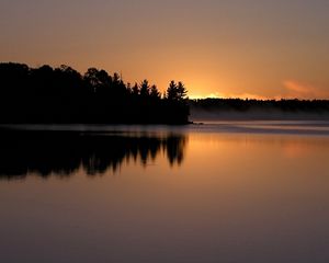 Preview wallpaper decline, sun, surface of the water, trees, coast, evening, outlines