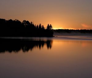 Preview wallpaper decline, sun, surface of the water, trees, coast, evening, outlines