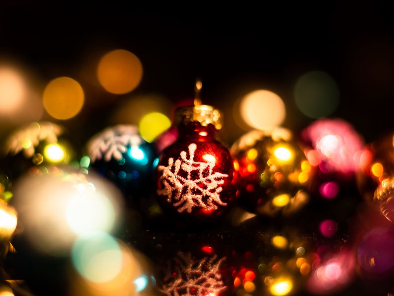 1280x960 Wallpaper decorations, balls, colorful, new year, christmas