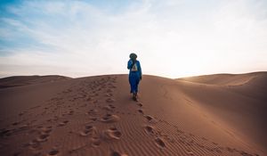 Preview wallpaper desert, loneliness, footprints, dunes, sand