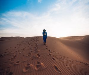 Preview wallpaper desert, loneliness, footprints, dunes, sand