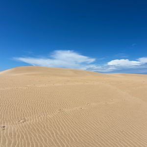 Preview wallpaper desert, sand, dunes, wavy, trace, sky