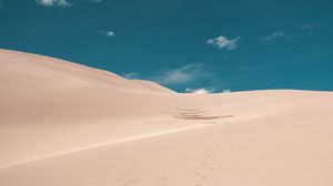 Preview wallpaper desert, sand, footprints, cloud
