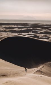 Preview wallpaper desert, silhouette, alone, sand, dunes