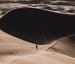 Preview wallpaper desert, silhouette, alone, sand, dunes