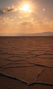 Preview wallpaper desert, sun, rays, mountains, horizon
