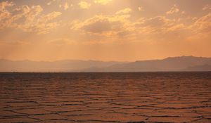 Preview wallpaper desert, sun, rays, mountains, horizon