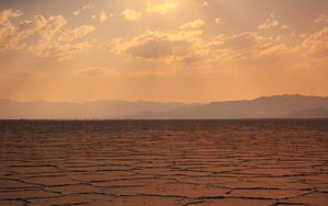 Preview wallpaper desert, sun, rays, mountains, horizon