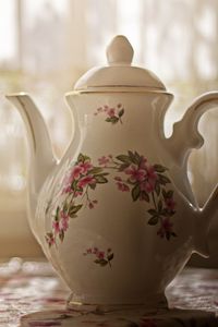 Preview wallpaper desk, table, vase, flowers, blur