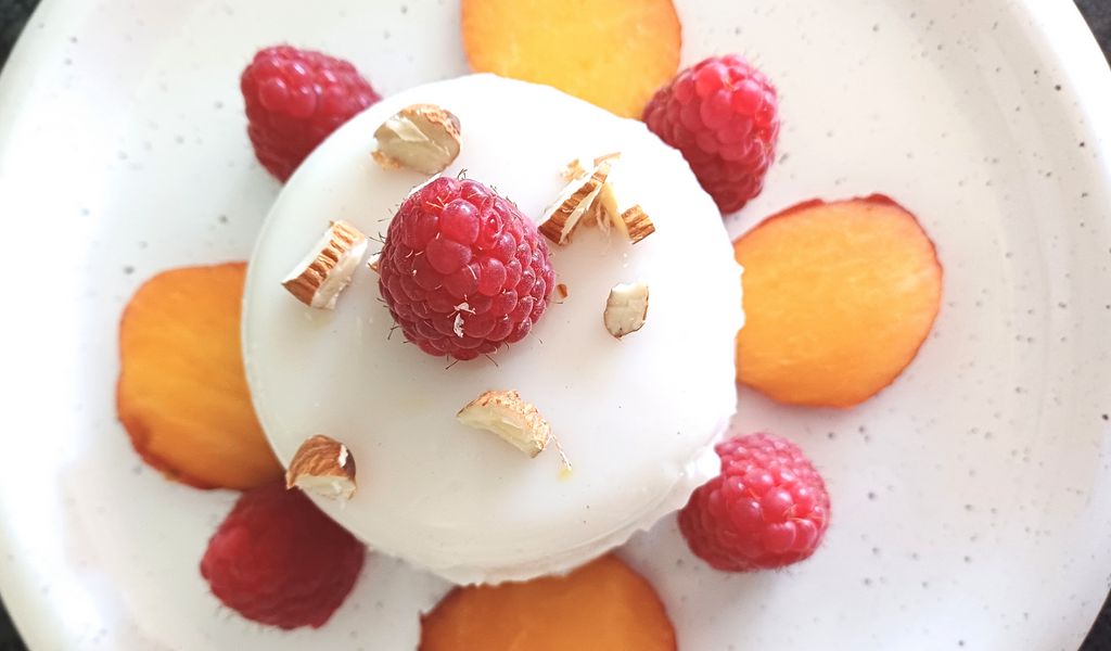 1024x600 Wallpaper dessert, berries, almonds, fruit, sweet