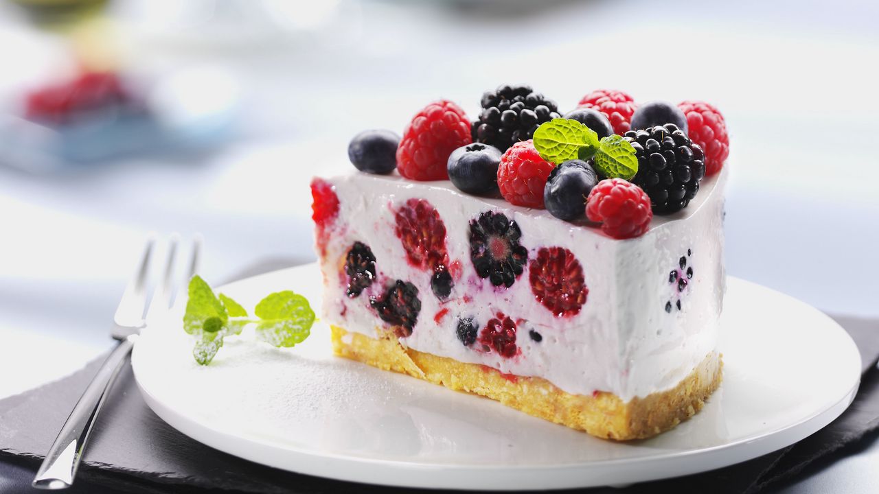 Wallpaper dessert, cake, raspberries, sweet, fruit, blueberry, black currant, food, cream
