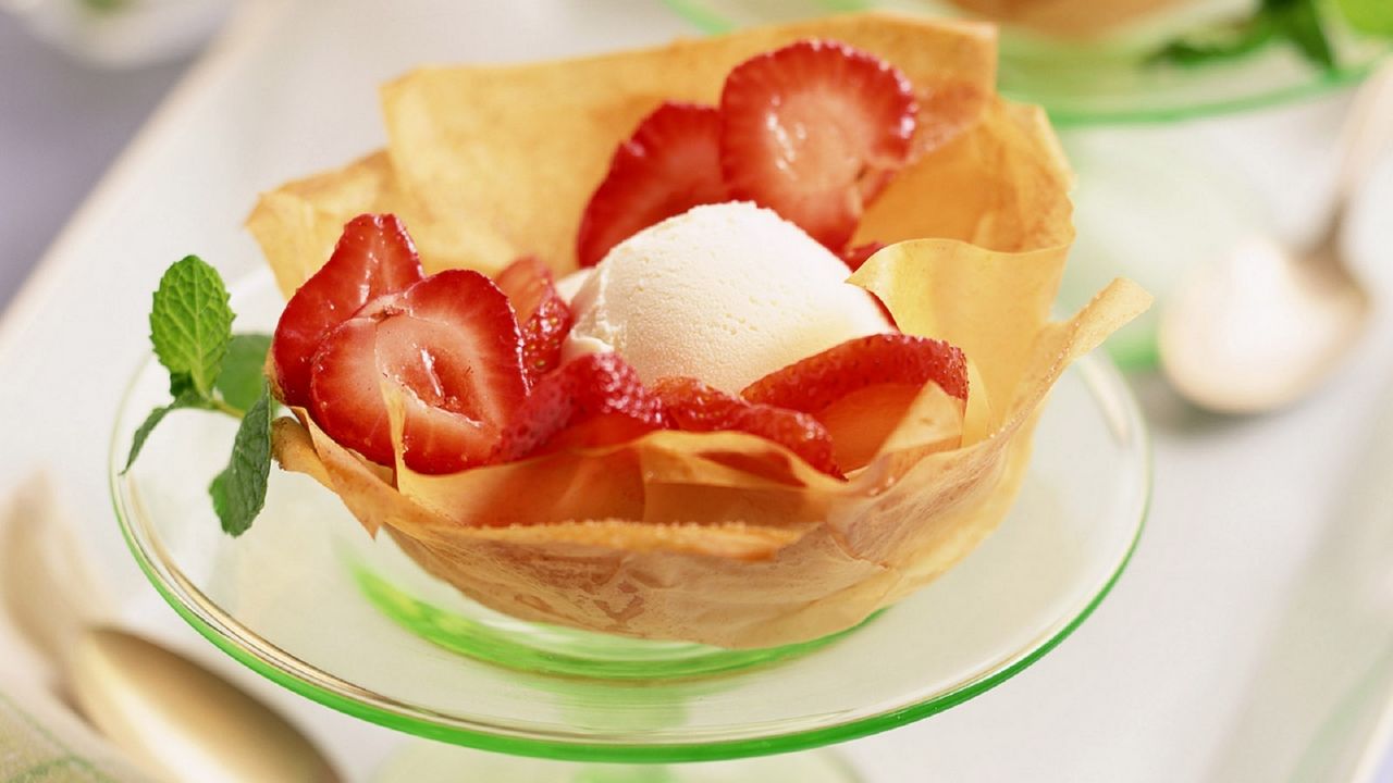 Wallpaper dessert, ice-cream, ball, strawberry, portion, laying, mint