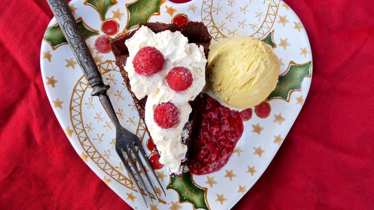 Wallpaper dessert, plug, plate, ice-cream, cake, berries, heart