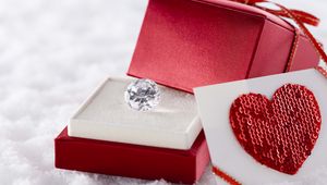 Preview wallpaper diamond, box, heart, snow