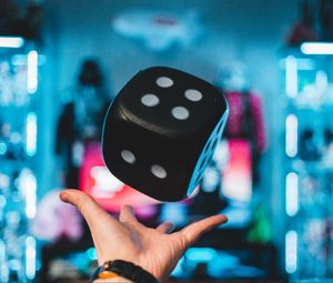 Preview wallpaper dice, cube, toss, hand, levitate