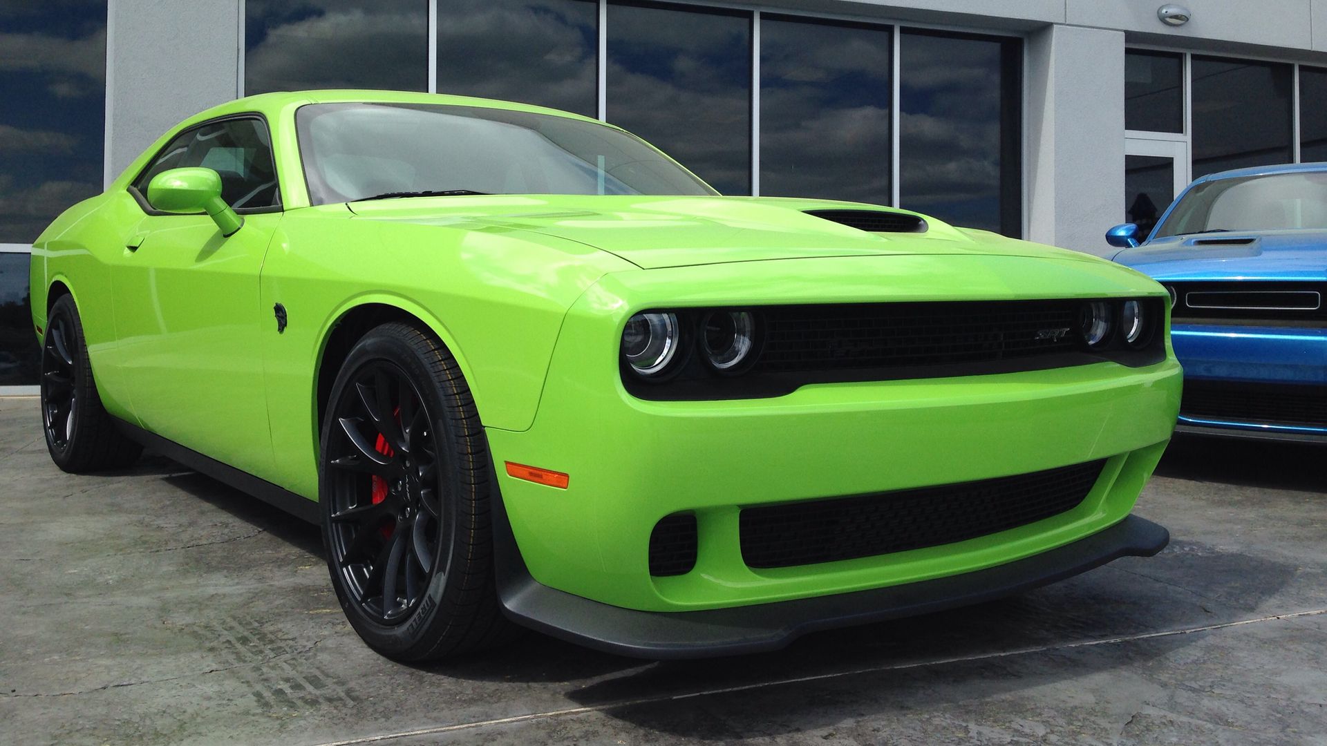 Green cars отзывы. Dodge Challenger. Салатовый dodge Challenger 2022. Додж Челленджер 2022. Dodge Challenger srt.