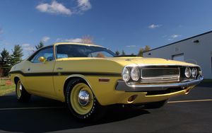 Preview wallpaper dodge, challenger, side view, yellow