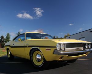 Preview wallpaper dodge, challenger, side view, yellow