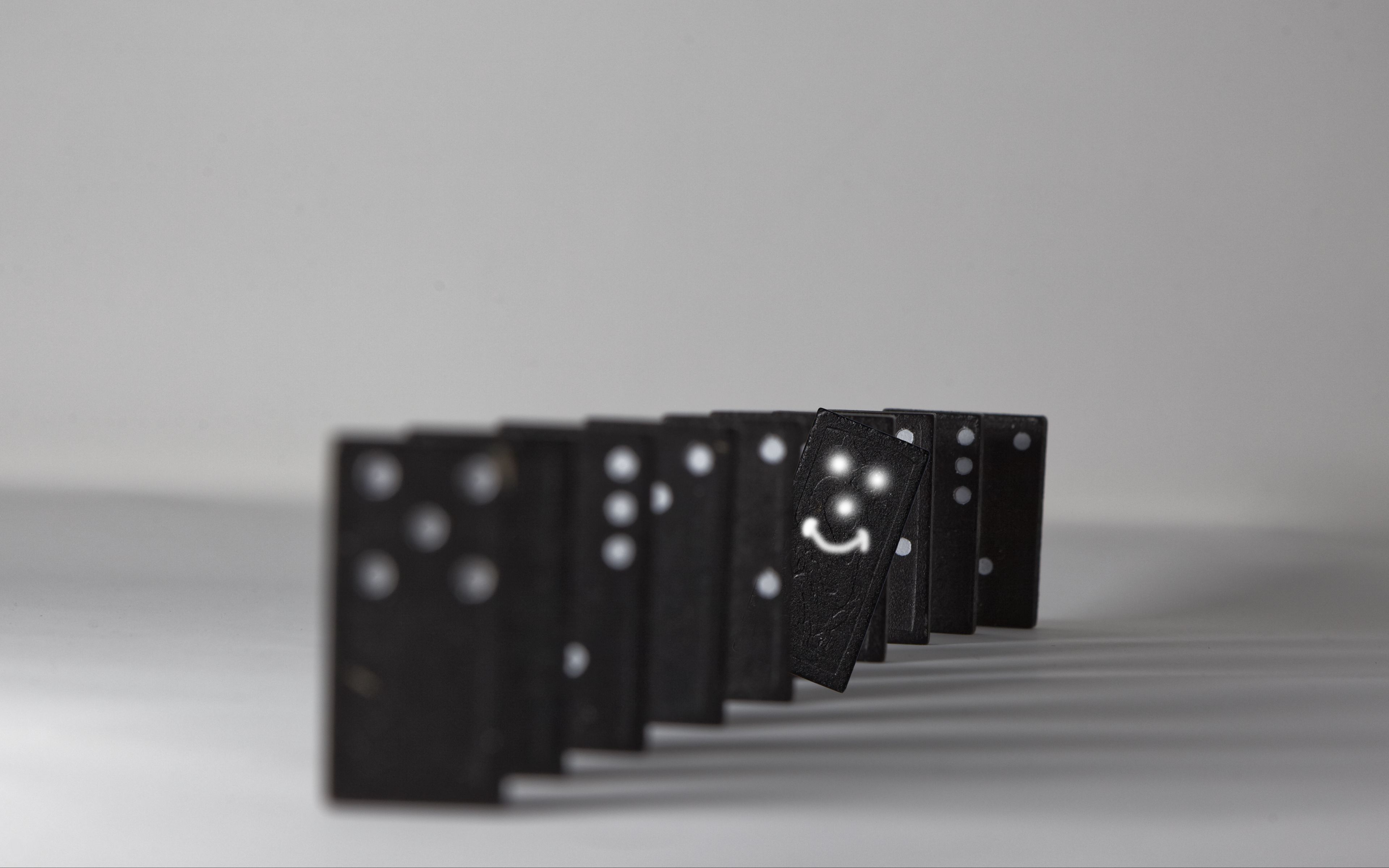 download-wallpaper-3840x2400-dominoes-points-smiley-positive-black-and-white-4k-ultra-hd-16
