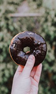 Preview wallpaper donut, hand, chocolate