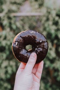 Preview wallpaper donut, hand, chocolate