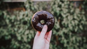 Preview wallpaper donut, hand, chocolate