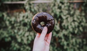 Preview wallpaper donut, hand, chocolate